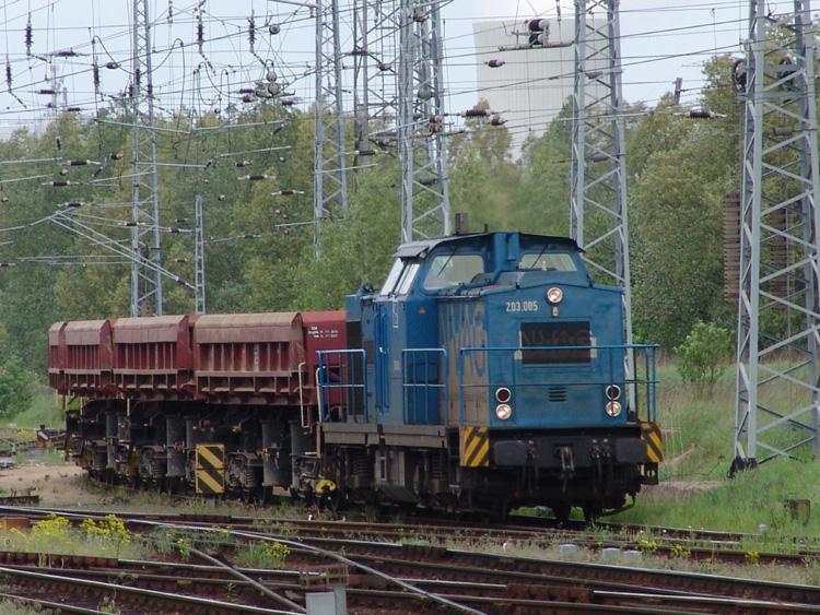 Lok 203.005(NVAG)beim Rangieren in Hhe B11.Aufgenommen am 20.05.06 im Cargo-Bahnhof Rostock-Seehafen.
