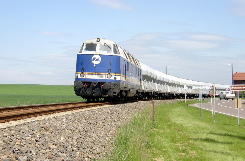 Lok 204 (ex. V 180/ BR 118 DR) hat einen beladenen Zementzug aus Karsdorf am Haken (polnische Vierachser) und passiert in K�rze das Einfahrtsignal des Bahnhofes Laucha a. d. Unstrut. * 19.05.2007 * www.unstrutbahn.de