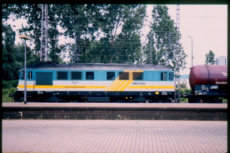 Lok 2102 der KEG im oberen Teil des Osnabr�cker Hauptbahnhofs mit den passenden - in Polen eingestellten - Knickkesselwagen der KEG. Schade, dass dieses farbenfrohe Unternehmen nicht mehr existiert.