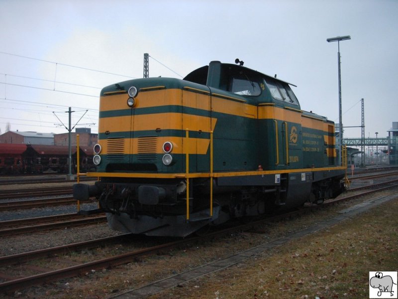 Lok 211.074 der Erfurter Gleisbau GmbH abgestellt in der Nhe des Bahnhofes in Sonneberg / Thringen. Es handelt sich um eine ehemalige V 100 (West) der Deutschen Bundesbahn, welche 1962 unter der Fabriknummer 1000092 als B'B' Maschine mit einer Leistung von 810 KW bei MaK gebaut wurde.
Die Aufnahme entstand am Abend des 21. Februar 2008.