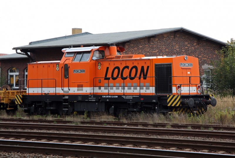 Lok 211(293 502-1)des brandenburgischen Logistikunternehmens LOCON steht am 03.10.2009 im Bahnhof Leipzig-Wiederitzsch.