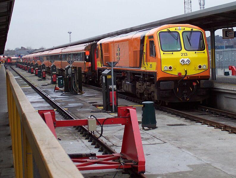 Lok 213 ist am 16.02.2005 eben mit einen InterCity in den Bahnhof Dublin-Heuston eigefahren. Diese Lok hatte als einzige ein anderes Frontdesigne, seitlich ist sie wie die anderen lackiert. Wofr die Sulen zwischen den Gleisen gut sind, ist mir unbekannt.
