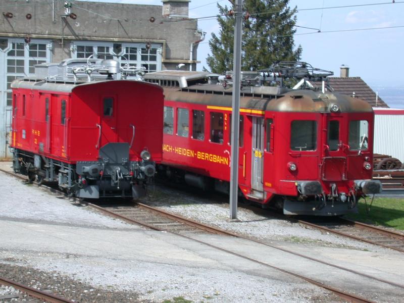 Lok 22 und Triebwagen 23 vor dem Depot in Heiden.
Fotografiert am 02.05.2006