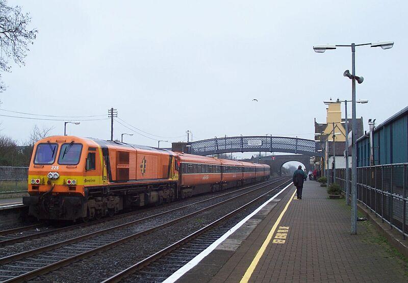 Lok 225 mit InterCity nach Dublin-Heuston am 16.02.2005 im Bahnhof Kildare.