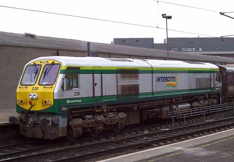 Lok 228 verlt am 17.02.2005 mit einen Enterprice-Zug nach Belfast / Nordirland den Bahnhof Dublin-Connolly. Diese Lok war das einzige Exemplar in diesen modernen Designe, das mir vor die Camera gekommen ist.