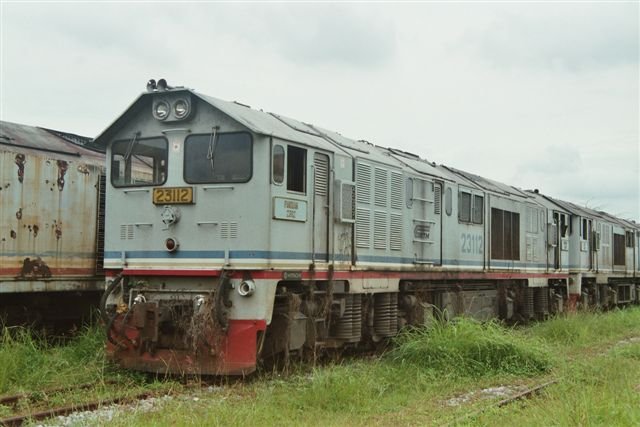 Lok 23112 der Malayischen Staatsbahn (KTM), abgestellt in Kelang, 09.12.2008. Viele der 15 Hitachi-Maschinen von 1983 dienen bereits nur noch als Ersatzteilspender, so auch diese usserlich noch gut erhaltene Lok.