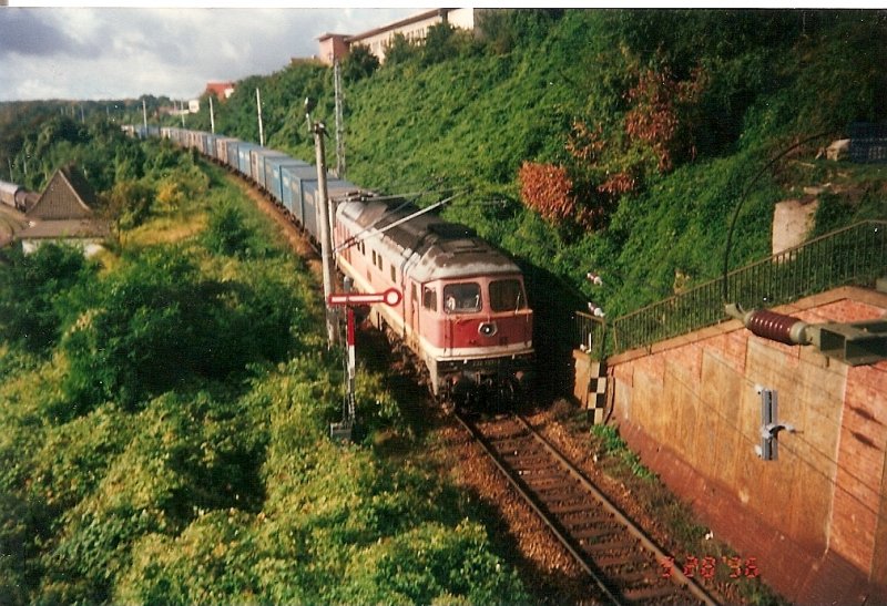 Lok 232 297 kommt am 28.09.1996 mit einem Containerganzzug vom oberen Bahnhof Sassnitz in den Bahnhof Sassnitz Hafen eingefahren.Das Formsignal ist das einzige Ausfahrsignal von Sassnitz Hafen gewesen.