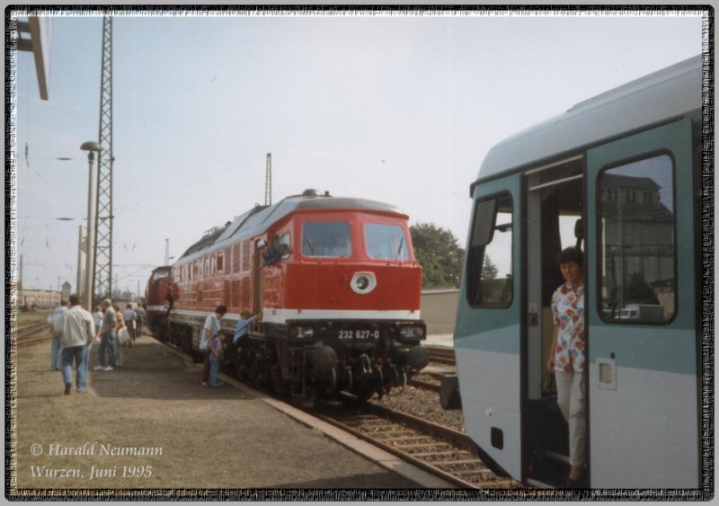 Lok 232 627 zu besichtigen im bordeauxroten Farbkleid beim BahnKinderTag in Wurzen, Juni 1995.