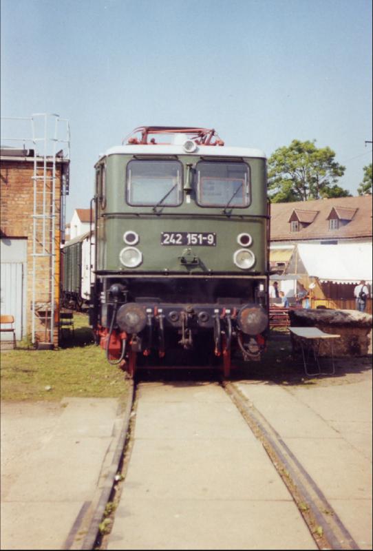 Lok 242 151-9 (E 42 151) vor einem historischen Gterzug anll. des Eisenbahnfestes in Weimar. (Mai 2003)