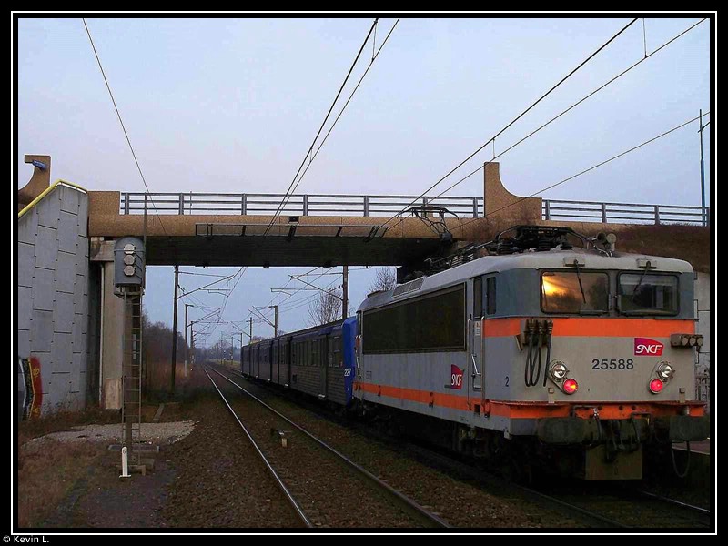 Lok 25588 der SNCF fhrt mit einem Nahverkehrszug aus dem Bahnhof Steinbourg aus. Aufgenommen am 13.3.2009