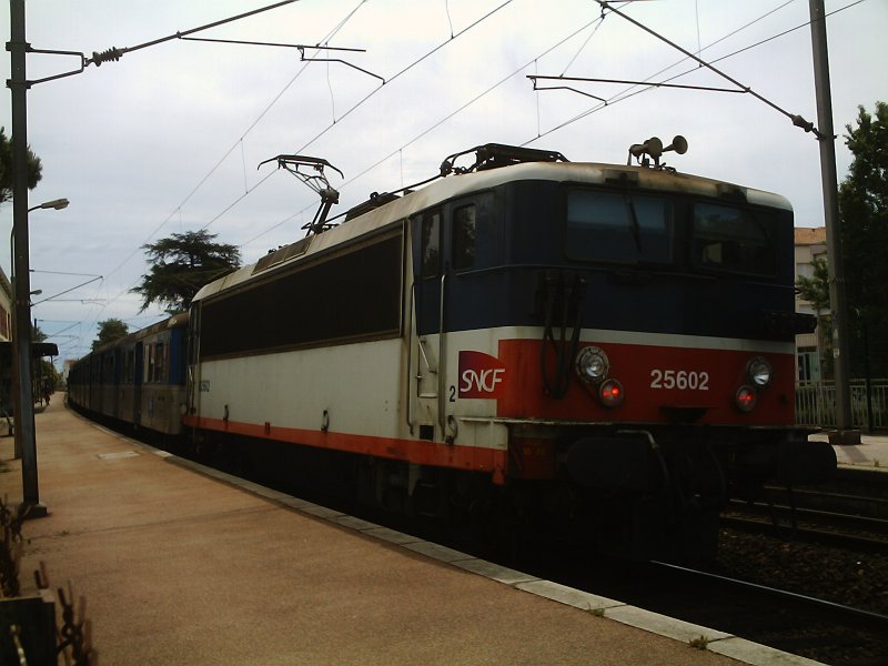 Lok 25602 mit einer dreiteiligen Wendezugeinheit im Bahnhof von Frejus. 26.06.2007