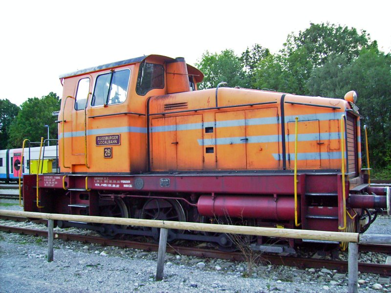 Lok 26 der AUGSBURGER LOCALBAHN im Bw Lenggries der Bayerischen Oberlandbahn am 07.09.2008. Die Lok wird hier ihre fllige HU erhalten.