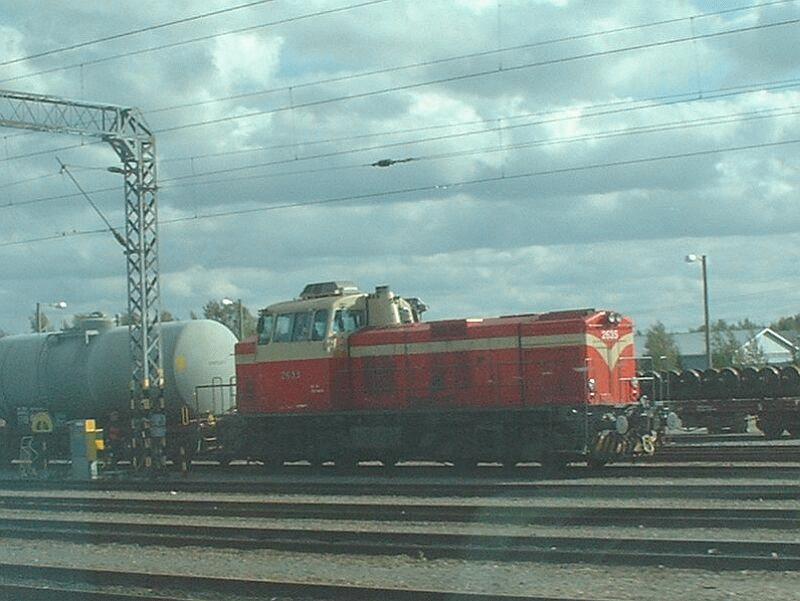 Lok 2635 mit Gterzug am 06.09.2002 im Bahnhof Kokkola, Strecke Tampere - Oulu.