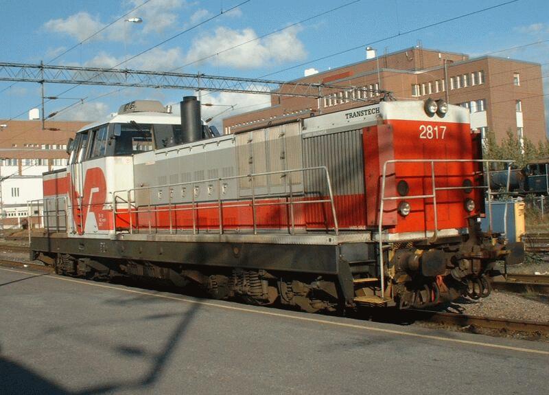 Lok 2817 am 06.09.2002 in Oulu. Mit dieser schweren sechsachsigen Diesellok werden Expresszge auf nichtelektrifizierten Strecken befrdert, hier wird sie gerade am Zug Helsinki - Rovaniemi gegen die E-Lok Sr2 ausgetauscht.