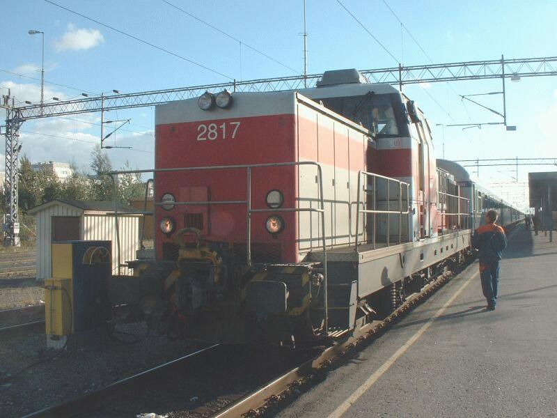 Lok 2817 mit Expresszug Helsinki - Rovaniemi am 06.09.2002 in Oulu. Bis Oulu ist die Strecke elektrifiziert, Zuglok war eine Sr2, hier war Lokwechsel. Die Strecke wird weiter elektrifiziert, zur Zeit Oulu - Kemi.