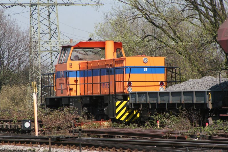 Lok 28(G1204BB/1984) der Wanne-Herner-Eisenbahn im Bauzugdienst auf eigenem Terrain im Bereich des B Heerstr. /Wanne-Eickel. 01.04.2007