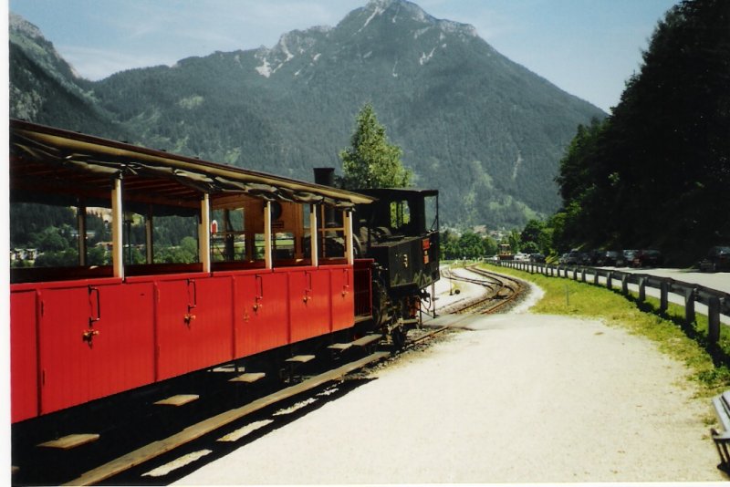 Lok 3 der Achsenseebahn hat umgesetzt und steht nun zur Abfahrt nach Jenbach bereit. im Bahnhof Achensee, Sommer 2006