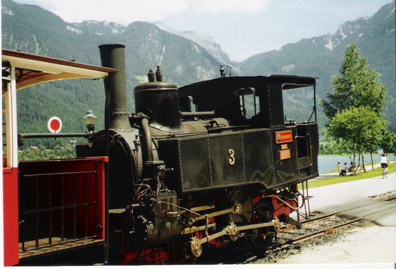 Lok 3 der Achsenseebahn hat umgesetzt und steht nun zur Abfahrt nach Jenbach bereit. im Bahnhof Achensee, Sommer 2006