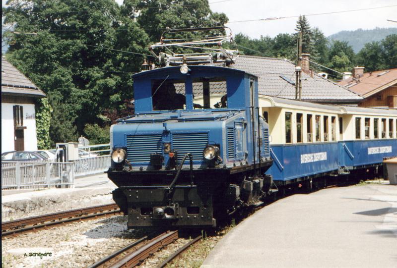 Lok 3 der Bayerische Zugspitzbahn fhrt im Bahnhof Grainau ein, Juli 2001
