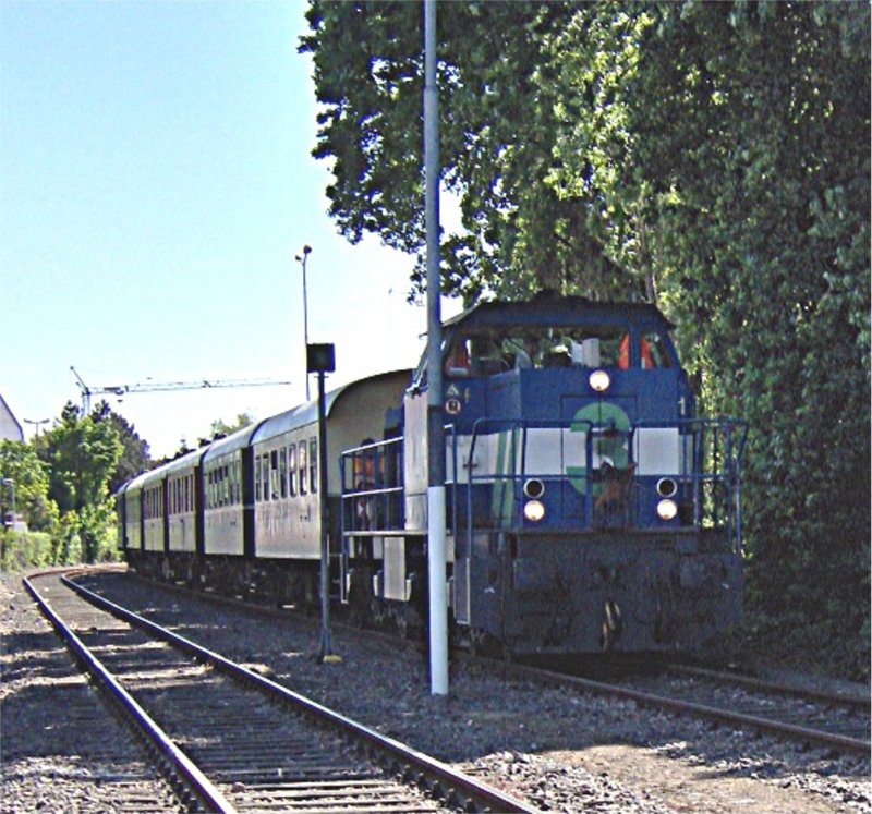 Lok 3 der NIAG mit historischen Wagen von HSW am 01.05.2007 bei der Ausfahrt im Kreisbahnhof Moers 