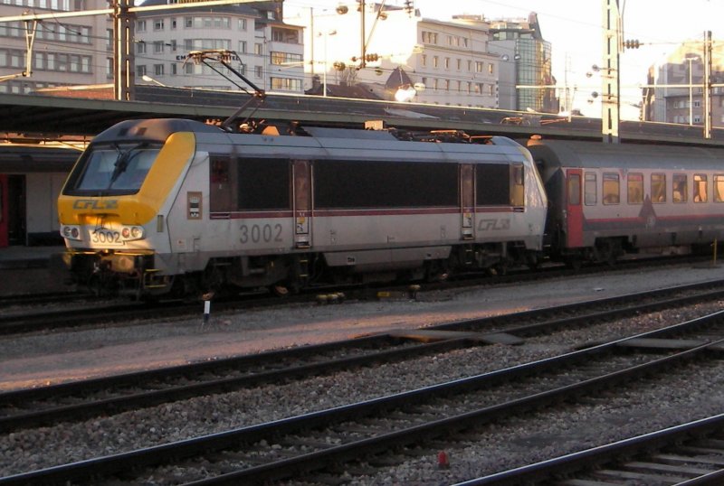 Lok 3002 durchfhrt mit leerem Zug den Bahnhof von Luxemburg. 20.12.07 gegen 16 Uhr.