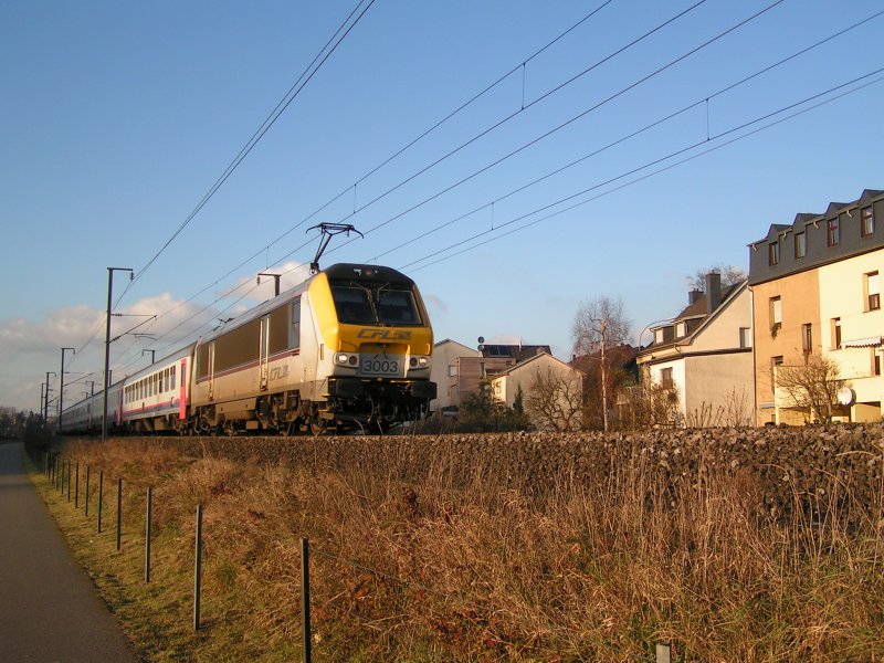 Lok 3003 mit IR 117 hat vor kurzem den Bahnhof von Mersch in Richtung Luxemburg verlassen. 18.11.07 