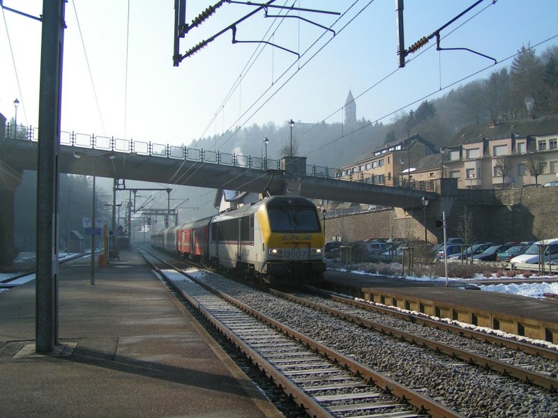 Lok 3007 verlsst am frhen Wintermorgen des 03.03.04 den Bahnhof von Clervaux in Richtung Lttich.