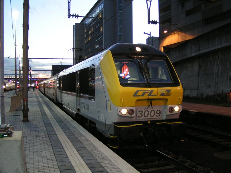 Lok 3009, aufgenommen im Bahnhof Luxemburg kurz nach 17 Uhr, wird in circa 10 Minuten in Richtung L�ttich abfahren. 11.12.07 