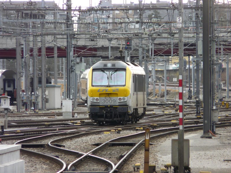 Lok 3009, von ihrem Zug befreit, rangiert ber das Schienenwirrwarr im Bahnhofsgelnde vom Hauptbahnhof in Luxemburg am 20.01.08.