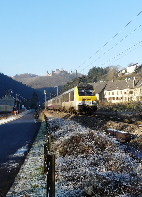 Lok 3010 bei der Durchfahrt von Michelau vor der Kulisse des  Schlosses von Bourscheid am 23.12.07.