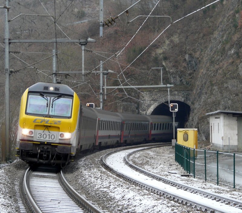 Lok 3010 beim Verlassen des Tunnels  Kirchberg  oberhalb des Bahnhofs von Kautenbach. Der Zug kommt aus Lttich. 25.12.07 