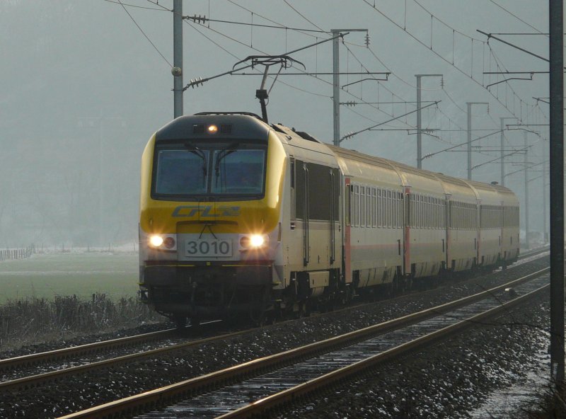 Lok 3010 mit Zug IR 116 hat vor kurzem den Bahnhof von Ettelbrck in nrdlicher Richtung verlassen, hier fhrt sie schon mit hoher Geschwindigkeit an dem Ort Erpeldange/Ettelbrck vorbei. 23.12.07