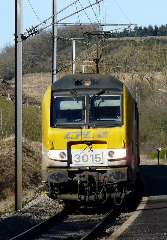 Lok 3015 mit IR 113 durchfhrt die Haltestelle Maulusmhle in der Nhe von Clervaux am 16.02.08. Da hier der Bahnsteig in einer Kurve liegt, ist vom angehngten Zug nur der Schatten zu sehen.