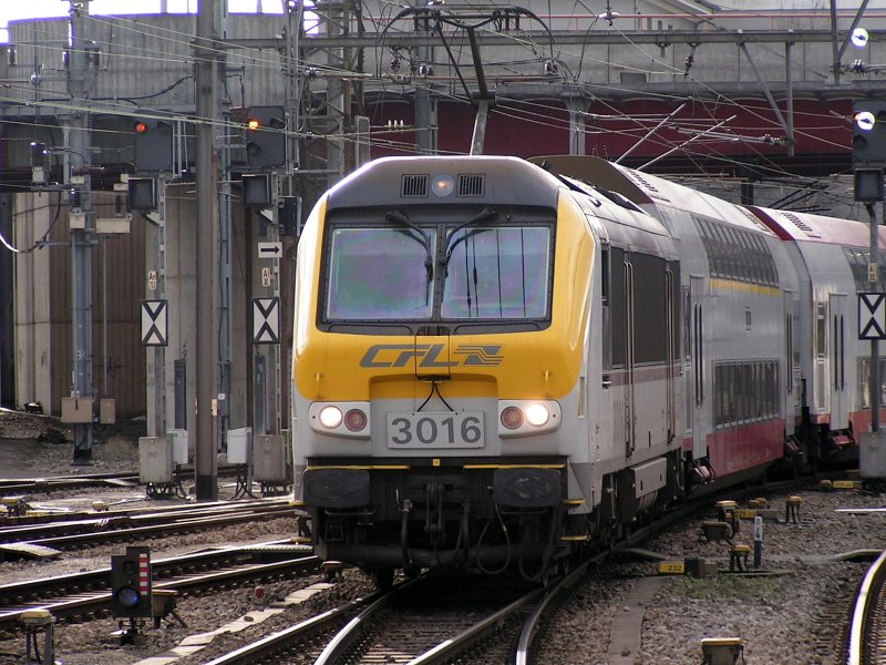 Lok 3016 luft mit Dostos aus Kleinbettingen im Bahnhof Luxemburg ein. 20.01.08
