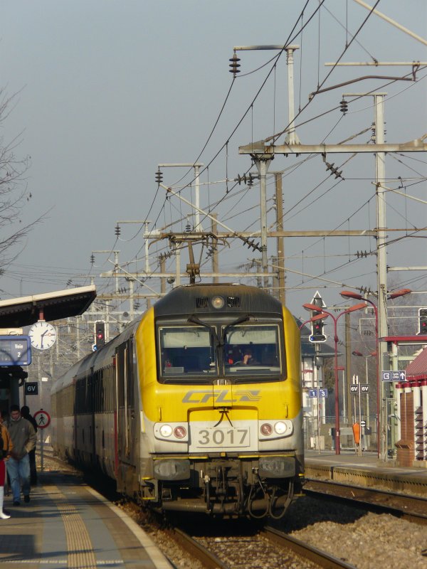 Lok 3017 beim Eintreffen im Bahnhof von Mersch aus Richtung Ettelbrck am 22.12.07.