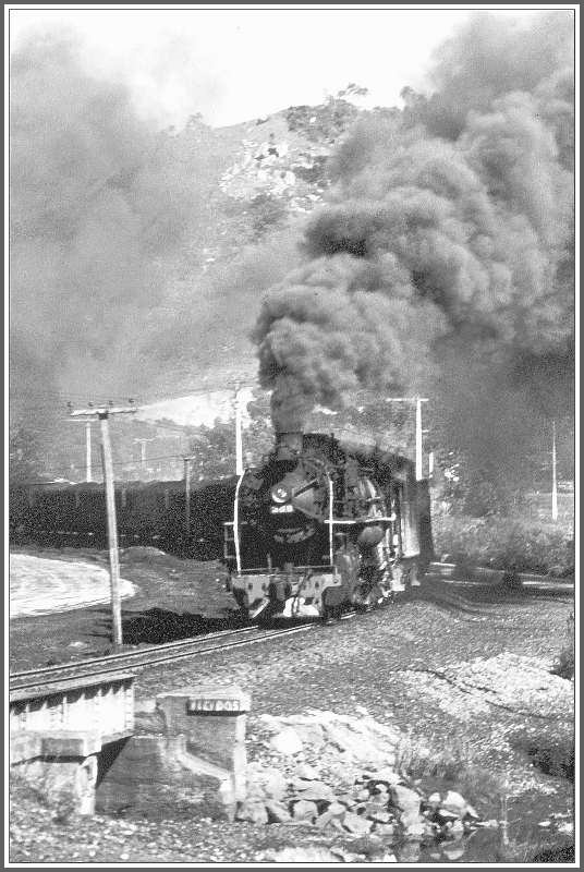Lok 309 mit Volldampf bei Laguna unterwegs zum Atlantikhafen Imbituba. (Archiv 04/1981)