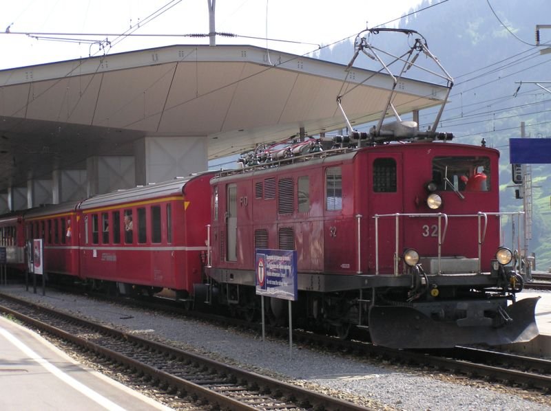 Lok 32 HGe4/4I der Furka-Oberalp-Bahn wartet in Disentis/Mustr auf die Ausfahrt Richtung Andermatt am 04.09.2004