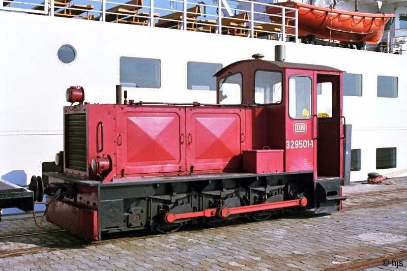 Lok 329 501 am Westanleger (29. April 1990).