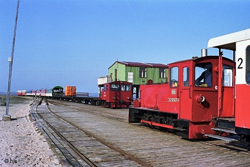 Lok 329 501 wartet am Westanleger die Ankunft des Zuges mit Lok 329 503 ab (29. April 1990). 