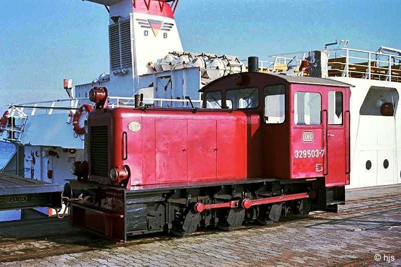 Lok 329 503 am Westanleger (29. April 1990).
