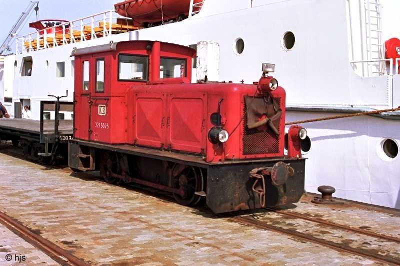 Lok 329 504 am Westanleger (28. April 1990).