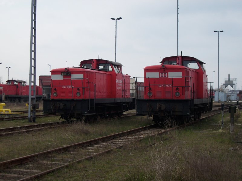 Lok 347 096 und 347 975 abgestellt in der Einsatzstelle Mukran am 11.04.2008.