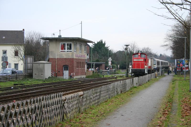 Lok 360 573 der Rheinischen Eisenbahn/Linz(Rhein) zieht einen Class 444 Triebzug durch Mnchengladbach-Rheindahlen