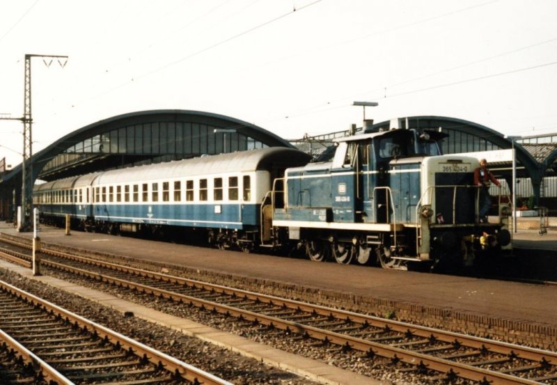 Lok 365 434-0 auf Oldenburg Hauptbahnhof am 14-9-1991. Bild und scan: Date Jan de Vries.


