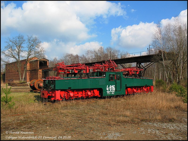Lok 4-816 am Technischen Denkmal Brikettfabrik  Louise  in Domsdorf. Im Hintergrund zu sehen der Rohkohlebunker der Fabrik. Diese Loks zogen die Wagen ber das obere Gleis in den Hochbunker und die wurden dort ausgekippt. Domsdorf, 04.03.07