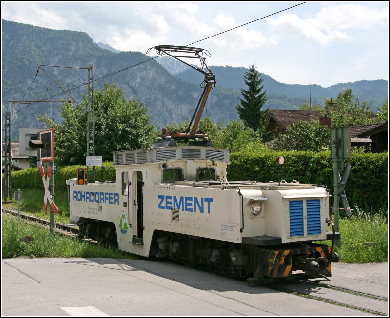 Lok 4 als Portrait in Kiefersfelden. Der Besitzer  Rohrdorfer Zement  liess 2004 die Seitenwnde und 2005 dann die Kompletten Lokomotiven Nr. 4 und 5 wei umlackieren. Die 1927 und 1928 bei BBC gebauten und bei RHEINBRAUN eingesetzten Abraumlokomotiven EL4  Krokodil  wurden 1967 von der dahmaligen  Heidelberger Portland Zementwerke AG  (HZ) gekauft und bildeten das Rckrat im Kalksteintransport zum Werk Kiefersfelden. Mit 14 Einseiten-Maulkipper hatte der Zug etwa 240 t Leergewicht, voll beladen hatte der Zug etwa ein Gewicht von 650 t. Bis 2002 wurden Werktags zwischen 7.00 und 14.00 Uhr acht bis zehn Zge gefahren. Die Transportleistung schwankte zwischen 4000 und 5400 Tonnen Kalksetin pro Tag! 