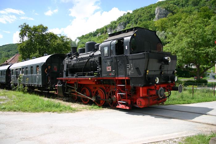 Lok 4 (Elna6) der Dampfbahn Frnkische Schweiz e.V. (DFS) verlsst im August 2005 den Bahnhof Streitberg.
