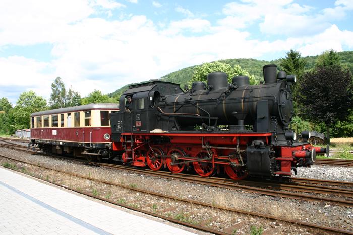 Lok 4 (Elna6) der Dampfbahn Frnkische Schweiz e.V. (DFS) rangiert mit dem VT1 im August 2005 in Ebermannstadt.