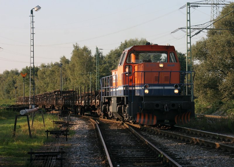 Lok 4 (MAK G 1203, Bauj. 1991, 745 kw) der Seehafen Kiel mit Schwellenwagen auf dem Betriebsgelnde der WHE. 18.09.2008