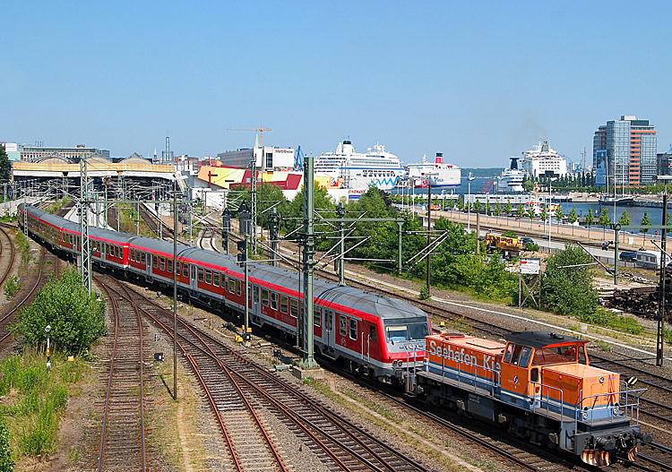 Lok 4 von SeeHafenKiel bei Rangierarbeiten im Bf. Kiel
Im Hintergrund u.a. AIDAblu und andere Fhrschiffe